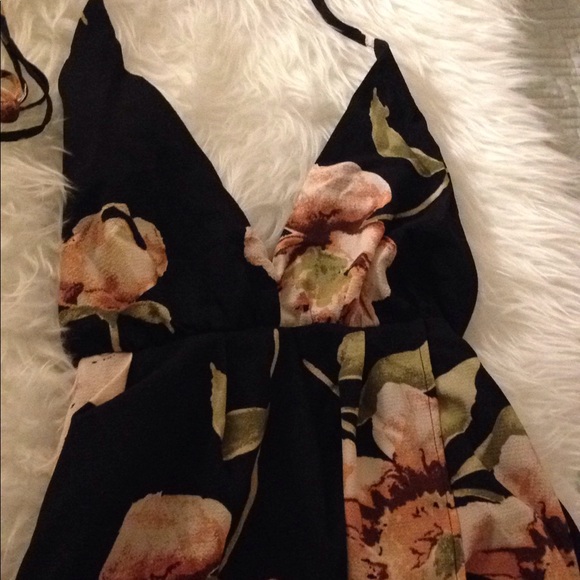LAST 1! Sexy, Flirty & Girly,  Floral deep V maxi! - Picture 4 of 7